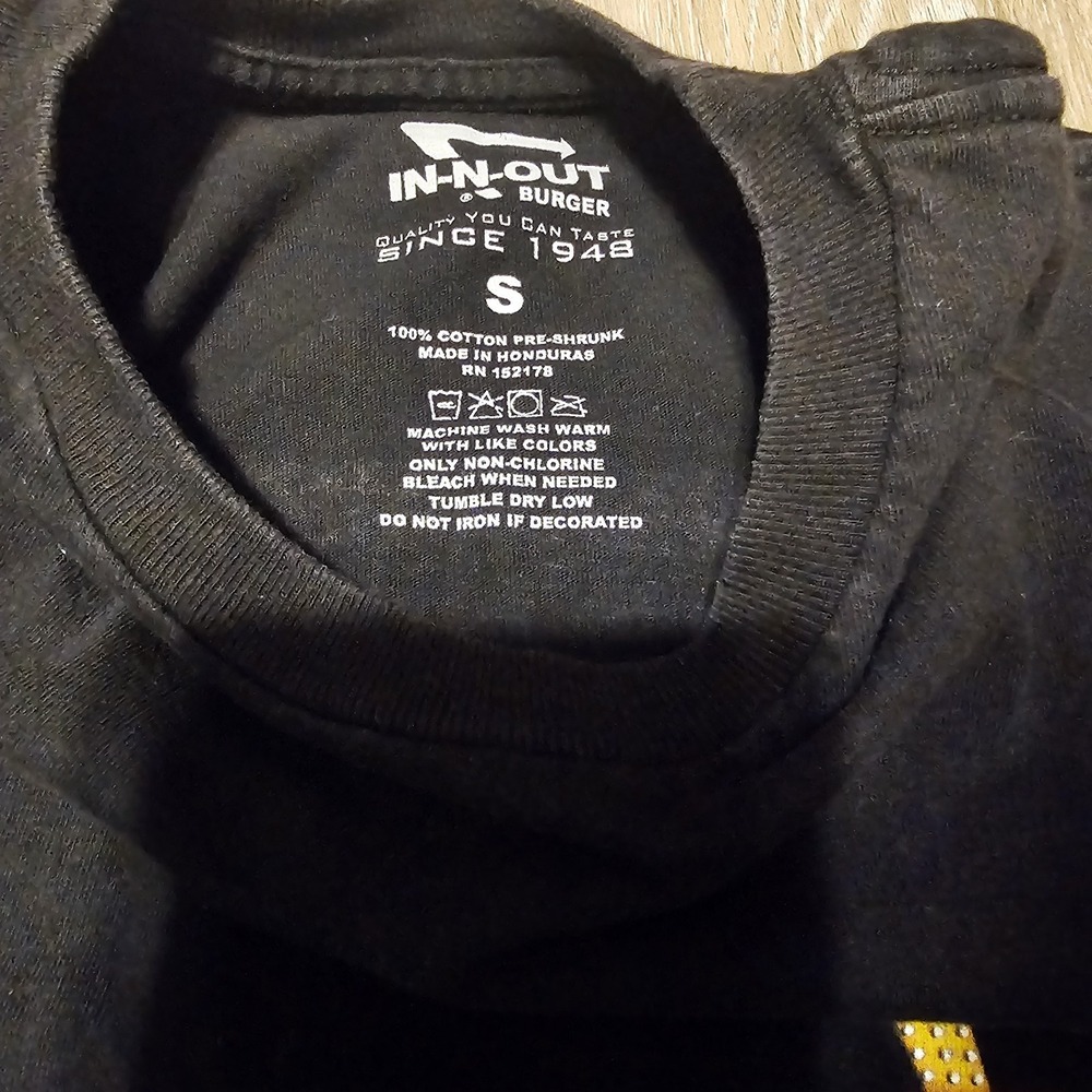 In N Out Burger California Sunset Palm Trees Graphic T Shirt- Cotton. Faded‎ - Picture 3 of 5